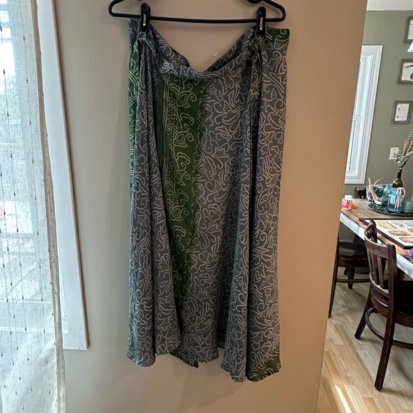 Elegant Green and Gray/Blue Patterned Wrap Skirt - Picture 1 of 5